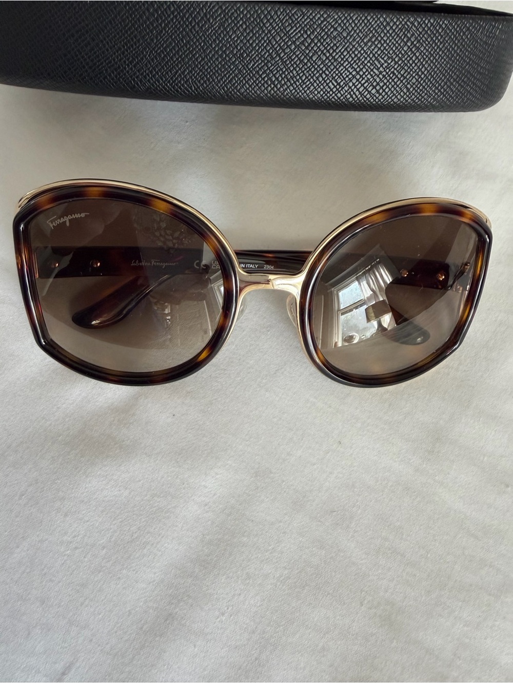 Salvatore Ferragamo Tortoiseshell Oversized Women's Sunglasses - like new - Picture 2 of 7
